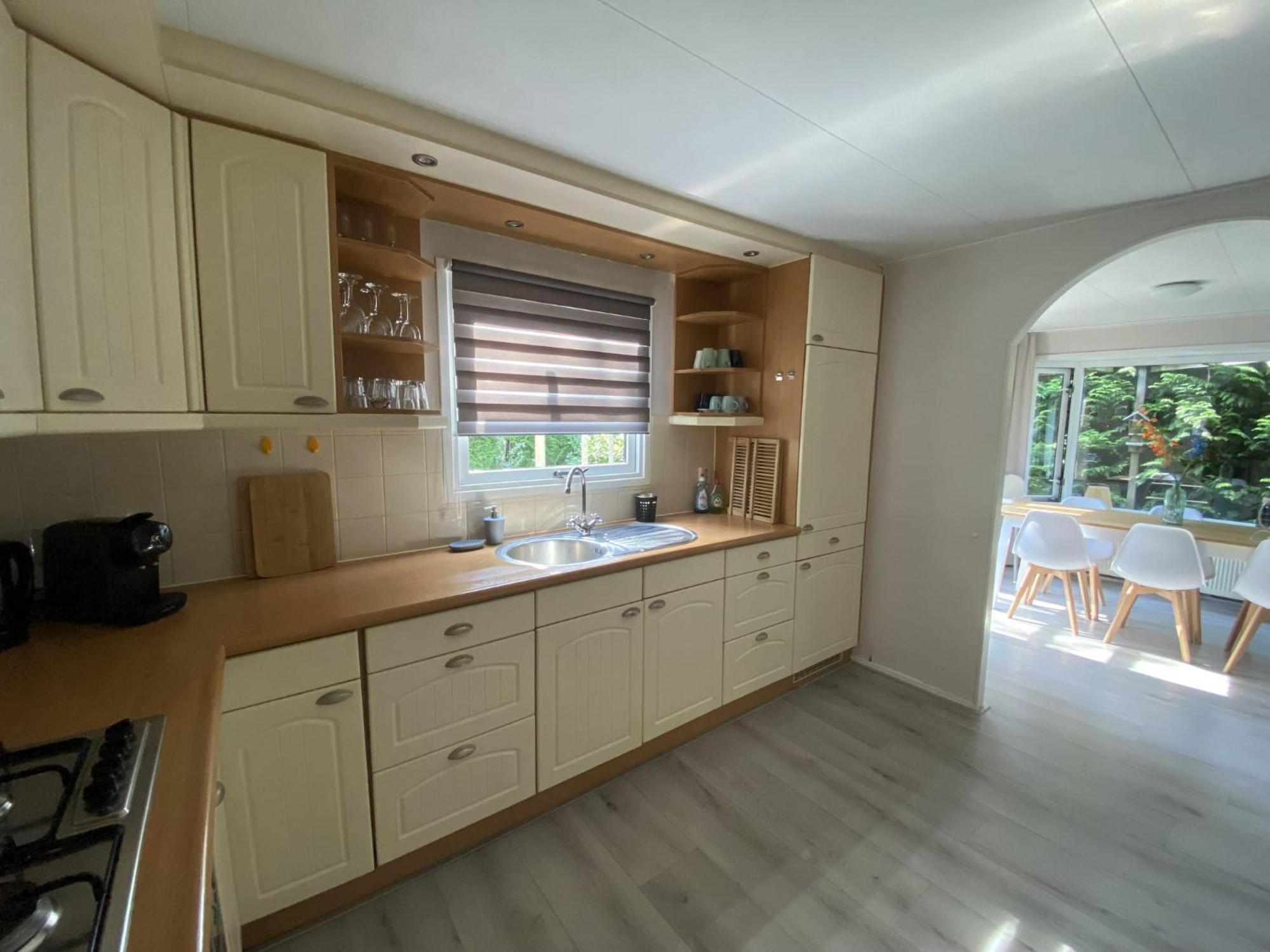 Veluwe Vakanties: Chalet Retreat with Private Sauna in National Park Putten Exterior photo