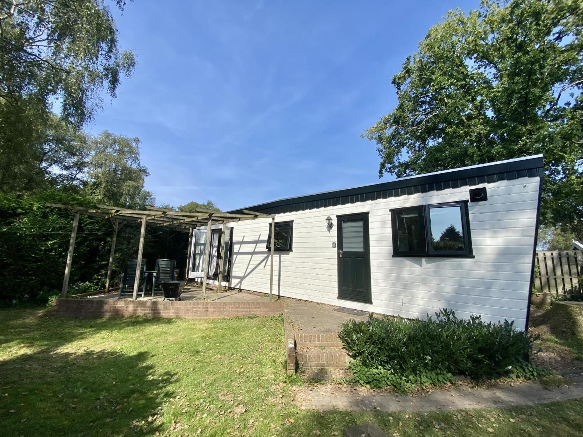 Veluwe Vakanties: Chalet Retreat with Private Sauna in National Park Putten Exterior photo
