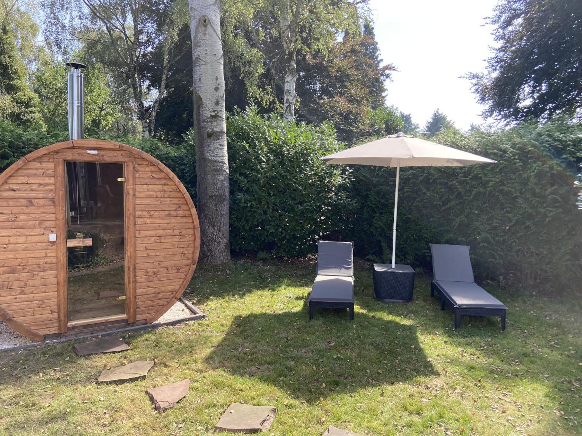 Veluwe Vakanties: Chalet Retreat with Private Sauna in National Park Putten Exterior photo