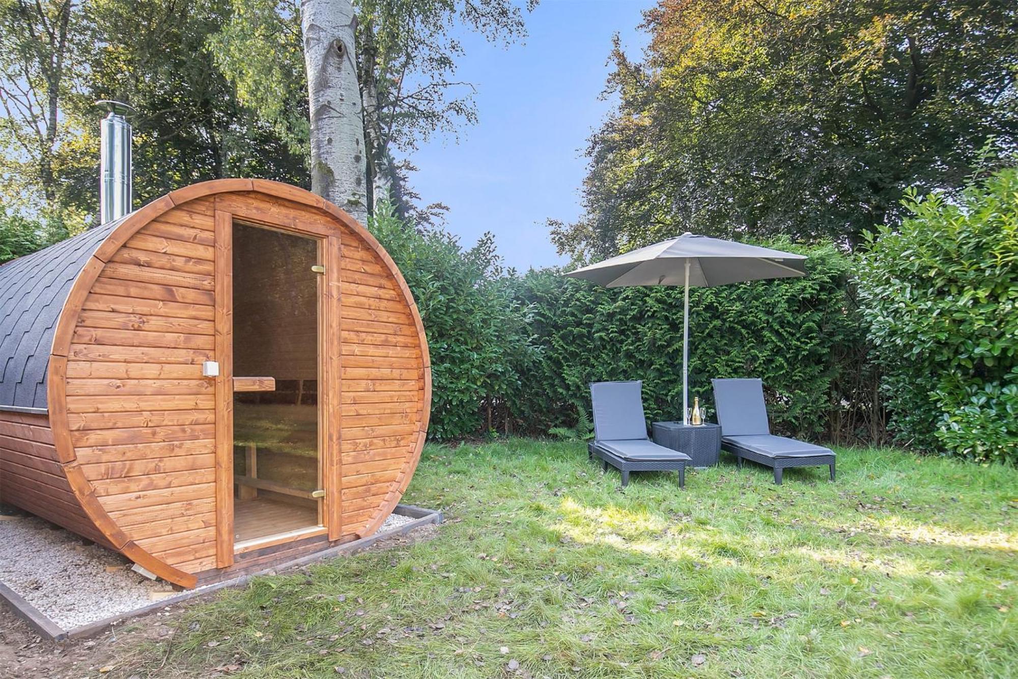 Veluwe Vakanties: Chalet Retreat with Private Sauna in National Park Putten Exterior photo